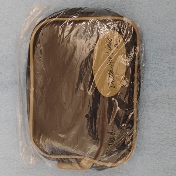 Vintage Delta Airlines Travel Kit! - Picture 1 of 5